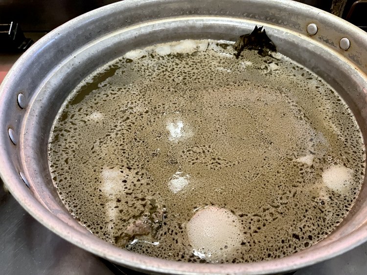 昆布とアンチョビで取ったダシは、仔羊と黒米の熟成焼売のほかさまざまなメニューに使用している。