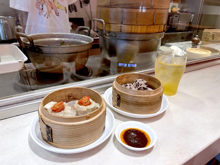 入り口側のカウンター席から調理をする様子も見られる。