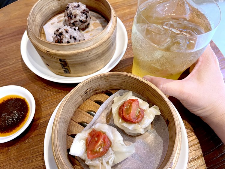 ジューシーな焼売にスッキリとしたウーロン茶ハイが合う。