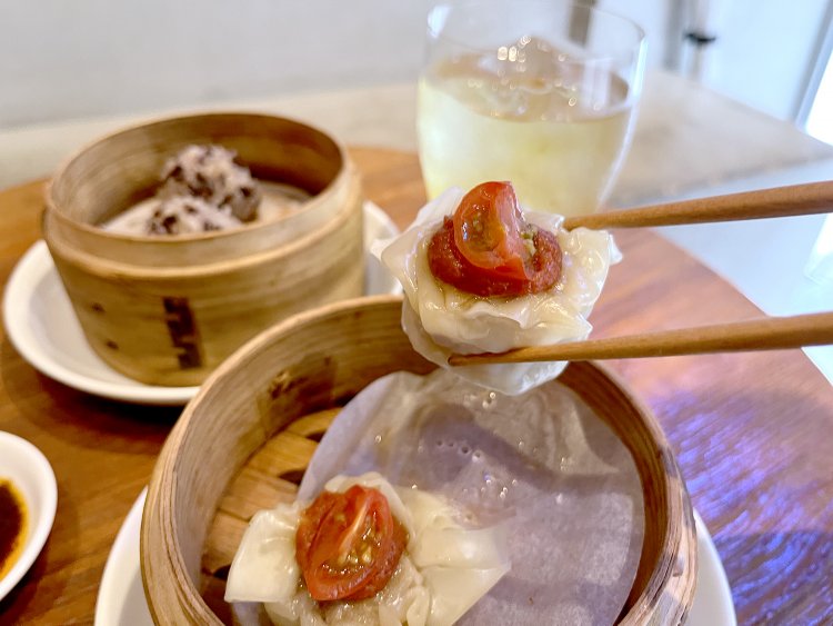 タレをつけなくてもトマト黒酢と生のトマトの旨味で十分だ。