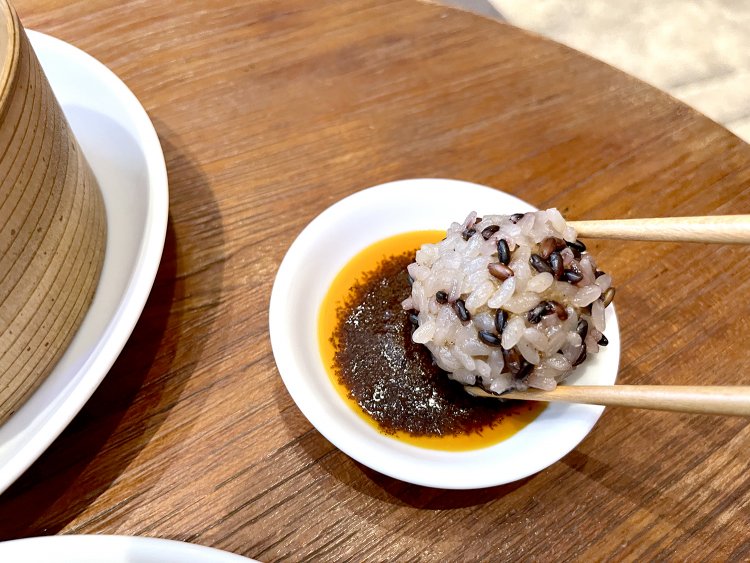 肉だねとタレに16種ほどのスパイスが使われているから、ピリ辛で香りも豊か。