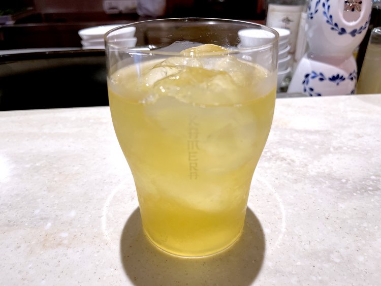 口当たりのいい薄張りグラスでいただくウーロン茶ハイ。