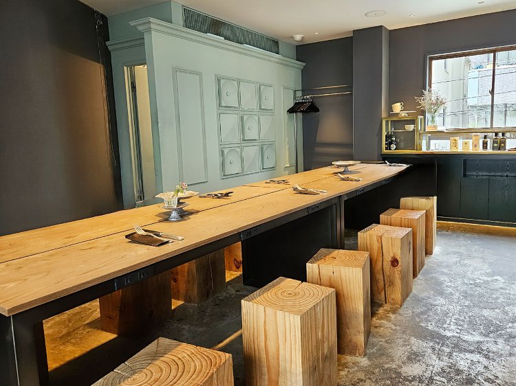 店内は、洗練された空間が広がる素敵な雰囲気。ゆったりと過ごせるテーブル席と有料の個室、そしてライブ感を楽しめるカウンター席がある。