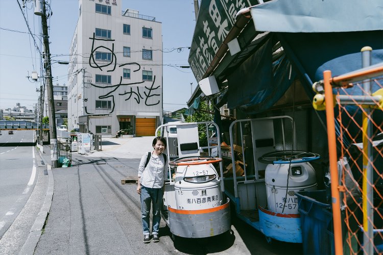 市場を移動するときに使うだろうターレー発見！　それより後ろのビルの文字が目立つけども。