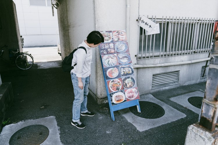 卸売市場は休みだけど食堂が開いてた！（※普段は市場が休みだと休業みたいなので行く時は要確認）。これは行かねばなるまい。