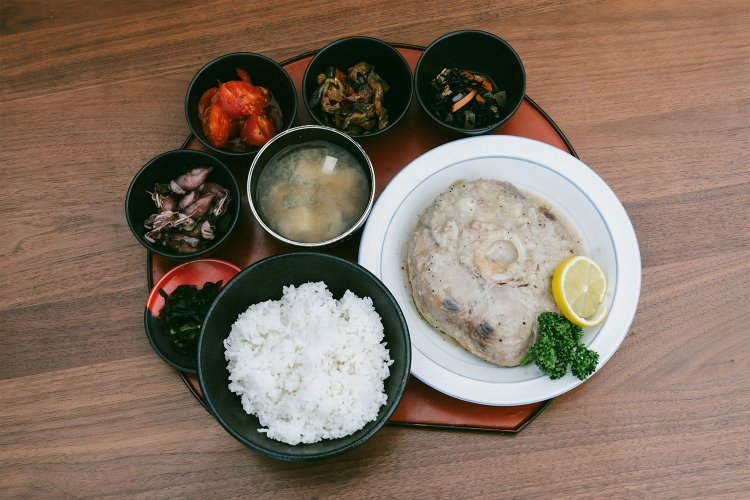 白のガーリックステーキ定食1500円（単品は1200円）。小鉢5個ついてくる定食が断然おすすめ！