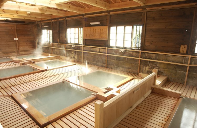 栃木県那須町の『鹿の湯』。41度から48度（女湯にはない）まで6種の湯が並ぶ。