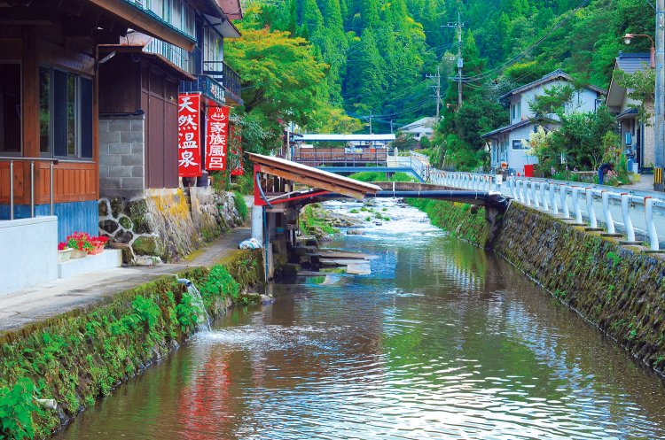 熊本県南小国町の満願寺川沿いに湧く「満願寺温泉」。とにかく開放的で“日本一恥ずかしい温泉”の名も。（写真＝PIXTA）