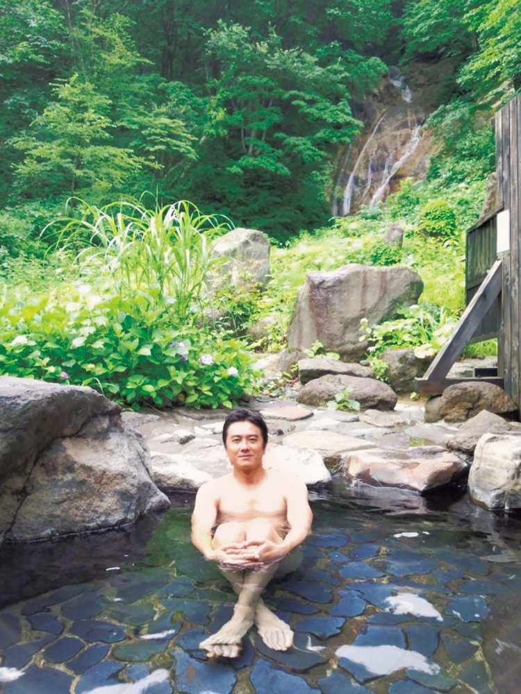 青荷渓谷の大自然に囲まれた『ランプの宿 青荷温泉』。趣の異なる4つの風呂があり、露天風呂は混浴だが、女性専用時間も。ランプが点り始めると、一気に非日常の世界へ。