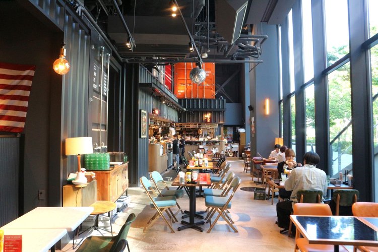 店内はアメリカンな雰囲気。学生やカップル、ファミリー、ペット連れ（テラス席のみ可）などさまざまな人たちが訪れる。