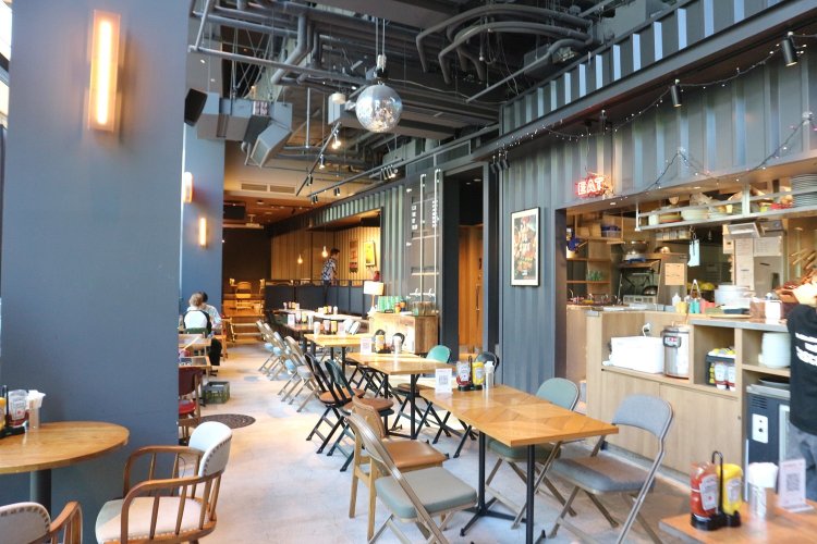 壁一面が窓になっているほか、天井も高いので開放感が抜群！