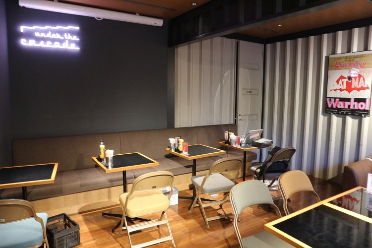 店内奥にある中2階の空間はストリート感たっぷり。店内全体を見渡せるほか、ゆったり座れるソファ席も完備。