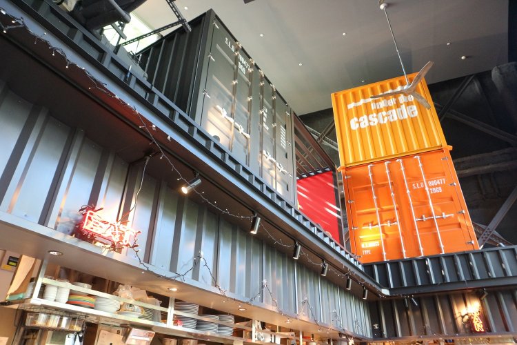 キッチンの上を見上げると、迫力満点のコンテナが！　視覚からワクワクがある。