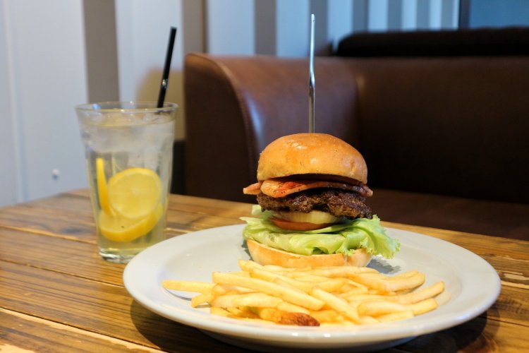 定番人気のB.L.Tバーガー（ランチはポテト・スープ付き1530円、ディナーはポテト付き1793円）とレモネード500円。