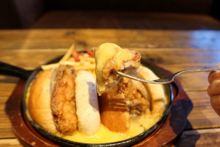 2種類あるCHEESE LAKE BURGER のうち、今回注文1/2ポンドチキンバーガーは、1/2ポンド（約227g）のチキンがずっしりとはさまっている。