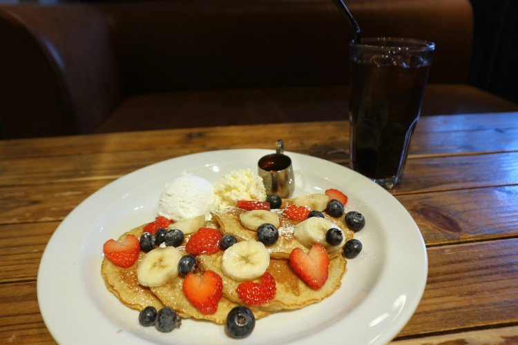 甘いものが食べたい気分のときにおすすめの、ミックスフルーツパンケーキ1390円（写真左）とアイスコーヒー500円（写真右）。