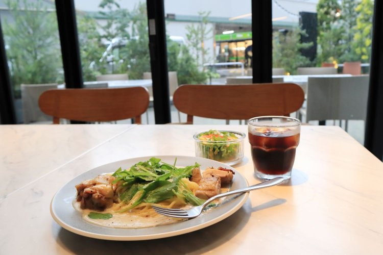 パスタの中で一番の人気メニューは、黒トリュフとグリルチキンのクリームパスタ1580円。