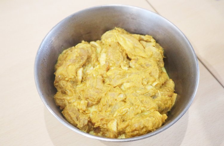 お店で出すサテ（東南アジアの串焼き）の仕込みを拝見。レモングラスなど、複数のスパイスで下味をつけるんだとか。