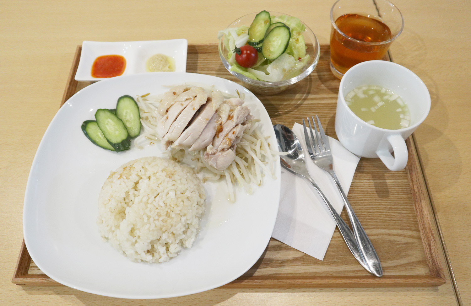 海南鶏飯1080円。ランチのセットはすべてサラダ&スープ付き。