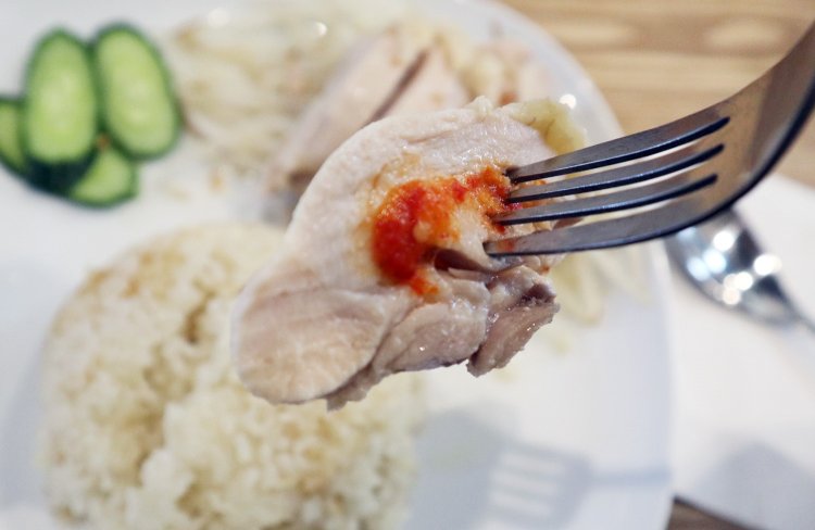 付け合わせのピリ辛チリソースをちょこんとつけて、早速いただきます！