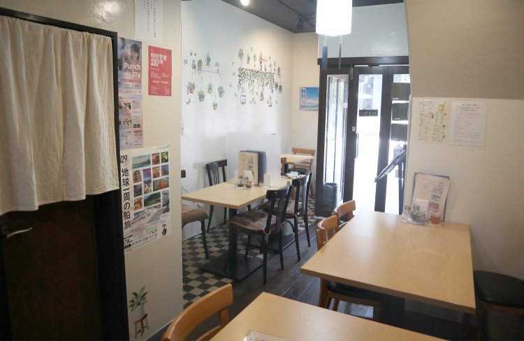 清潔感のある店内。壁紙の装飾もかわいらしい。