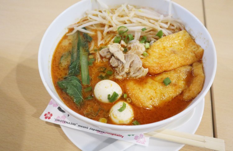 カリーラクサ1080円も、海南鶏飯に続く大人気メニュー！マイルドなピリ辛加減がクセになる。