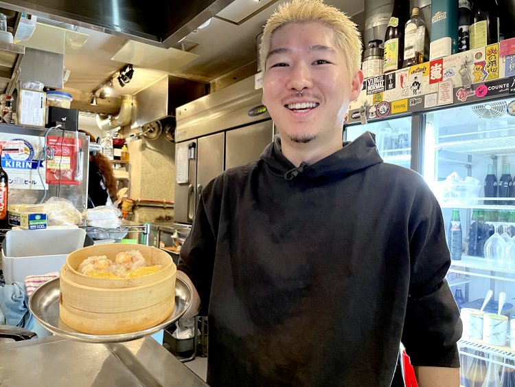 ホカホカの焼売を調理する店長の小林さん。