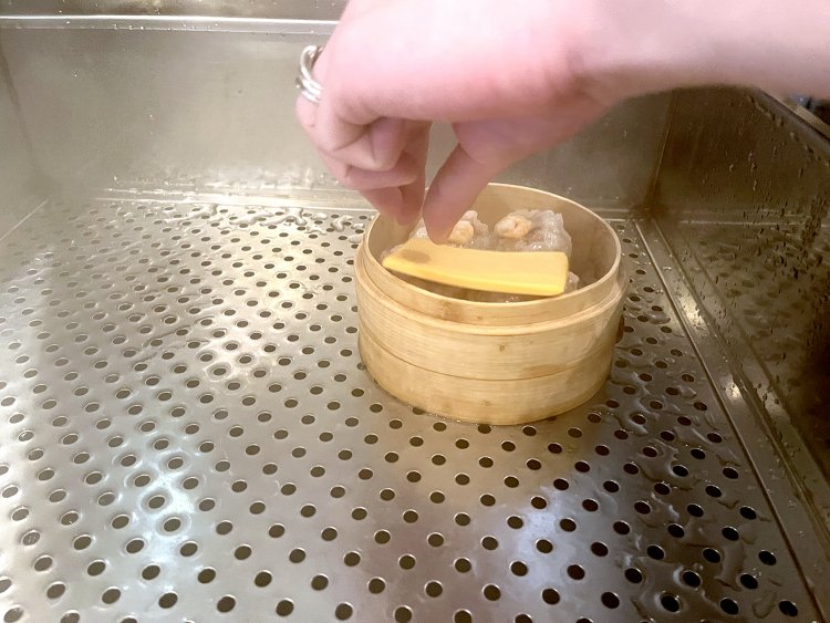 焼売はオーダーが入ってから蒸しあげるため10分ほどかかる。