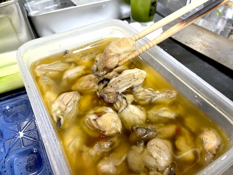 エキストラバージンオリーブオイルや、オイスターソースなどの調味料とともに漬け込んでいる。