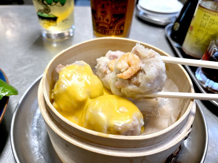 エビの風味をたっぷりと感じられるエビ焼売。