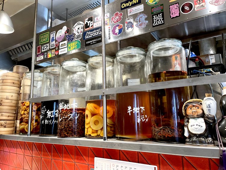 ドライフルーツを酒に漬けた、自家製瓶漬け酒は名物のひとつ。