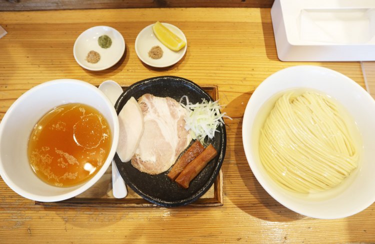 塩つけ麺（200g）1200円では、かき油・あさり油・えび油から好みの油を選択できる。