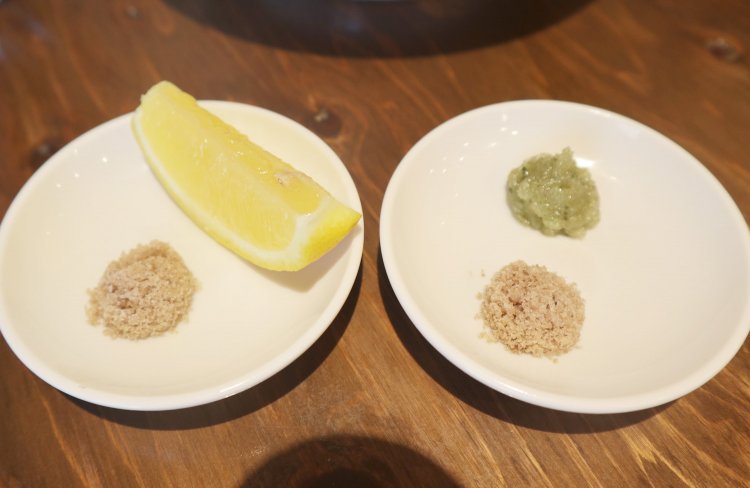 左は藻塩＋レモン。右が藻塩＋わさび。いずれも＋50円で追加できるので、麺にちょい付けしてお好みの味を楽しもう。