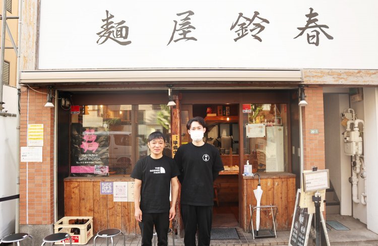 店主の鈴木さんと、右腕として共に働く息子さん。