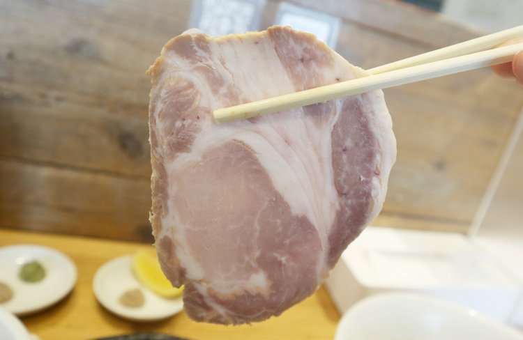 一口食べると丁寧に作られたであろうことがよくわかる、ジューシーでくどすぎない絶品豚焼豚。