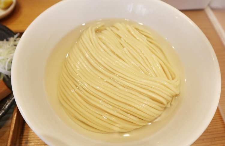 思わず見惚れてしまう、昆布水の中で艶めく中太麺。