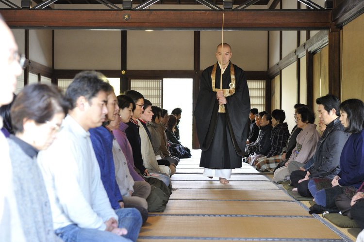 方丈前庭を目の前に、日常を離れて心安らかな時間を過ごせる坐禅。