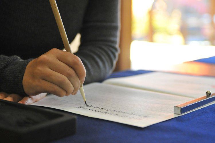 写経用紙と用具は一式借りられるので、手ぶらで参加できる。