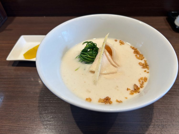 冷やしラーメン900円。スープの白さと洗練された盛り付けが美しい。