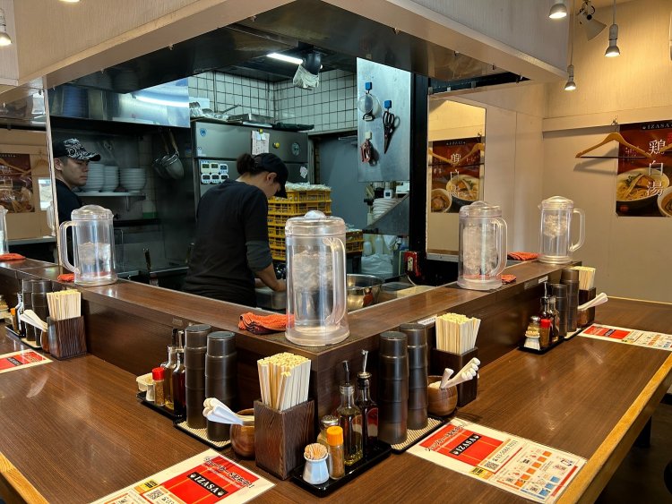 白を基調とし、女性でも気軽に入りやすい明るく清潔感のある店内。