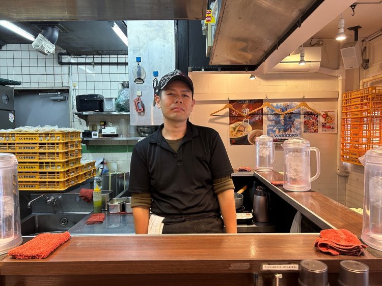 『IZASA』店主の岩崎さん。この厨房に立ちながら、多くのお客さんを迎え入れている。