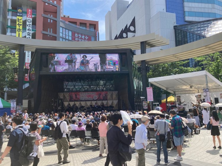 フェスが開催され、にぎわう。