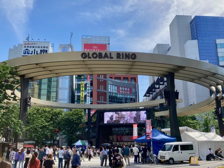 池袋西口公園。『東京藝術劇場』と一体化するように整備された。