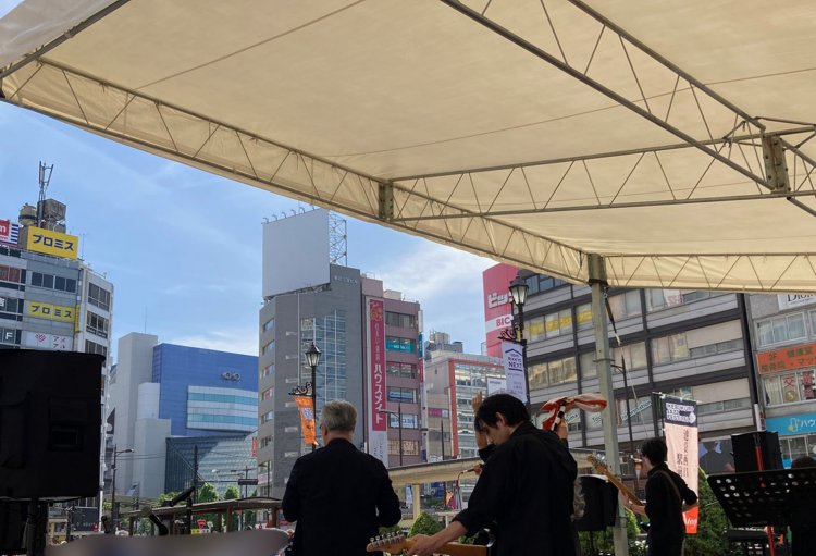 ステージの向こうが、間もなく過去となる風景だ。