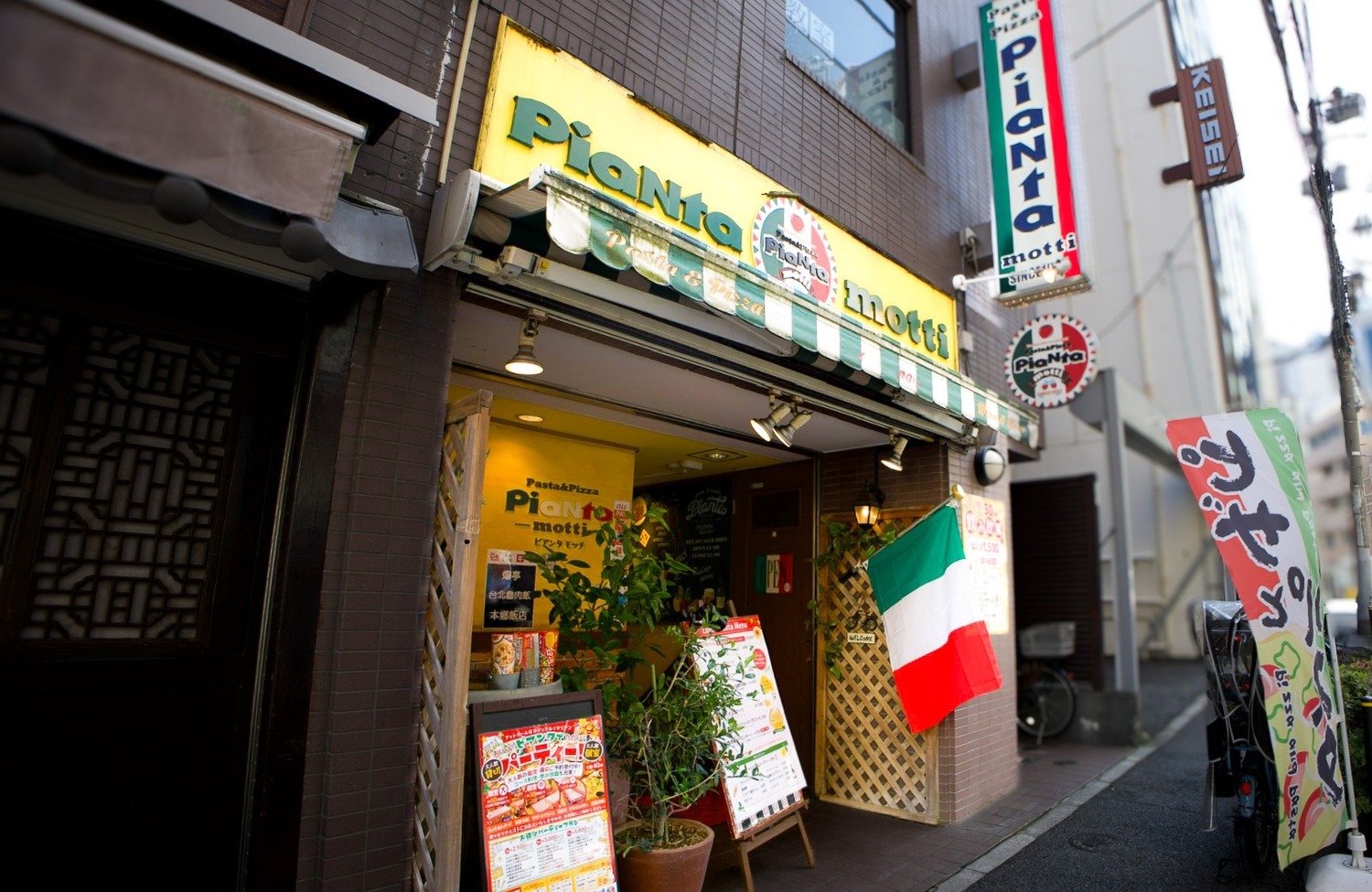 イタリアの国旗が目をひく店舗入り口。
