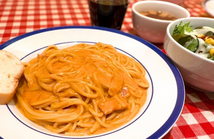 チリカルボナーラ1100円。パスタランチはプラス300円でスープバーとサラダバーがつく。