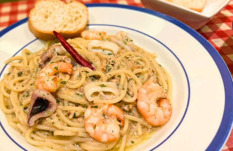 漁師風ガーリックソース。中太の麺が旨味たっぷりのソースによく絡む。