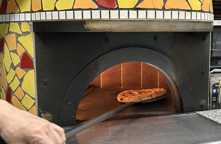 ナポリ窯で回転させながら焼いていく。