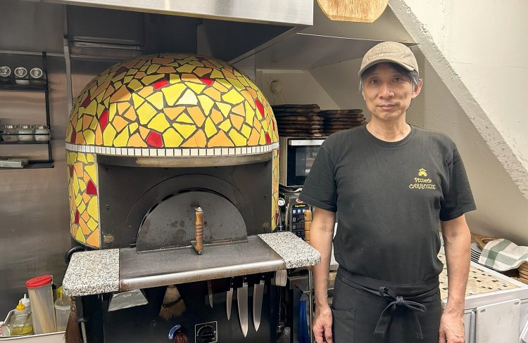 ナポリ窯と久保田さん。