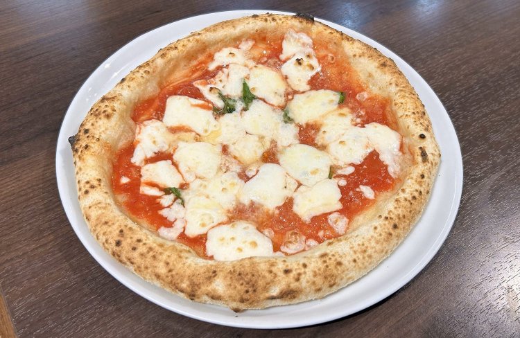 焼きたてのマルゲリータ。